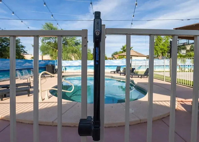 Is It - Great Location -13 Beds - Pool - Gym Holiday home Phoenix