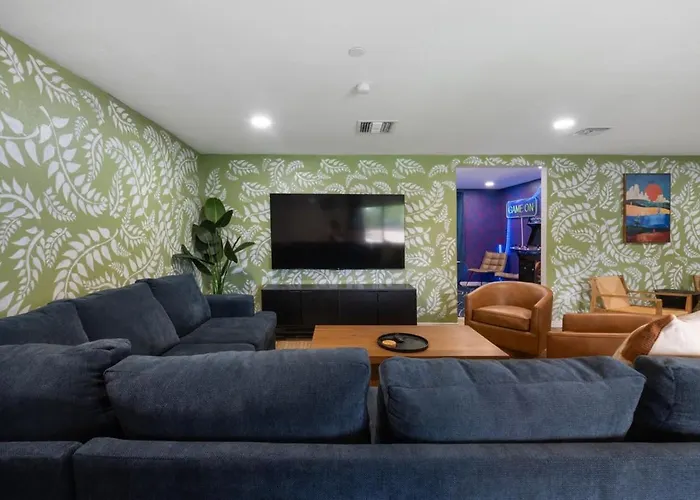 Is It - Great Location -13 Beds - Pool - Gym *