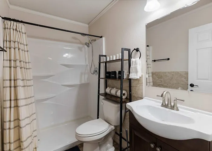 Is It - Great Location -13 Beds - Pool - Gym Holiday home *