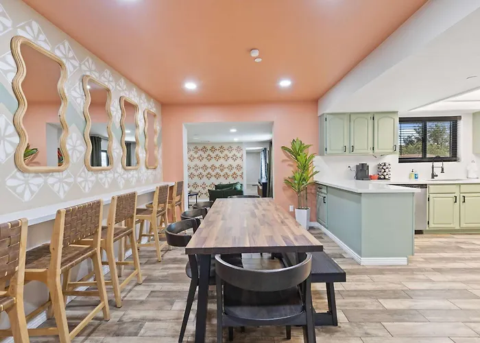 Is It - Great Location -13 Beds - Pool - Gym