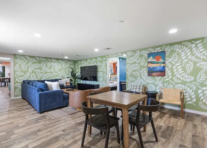 Is It - Great Location -13 Beds - Pool - Gym Holiday home Phoenix