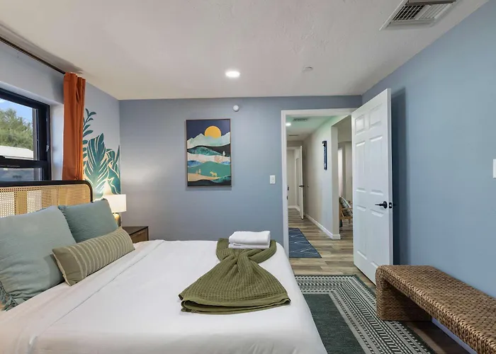 Is It - Great Location -13 Beds - Pool - Gym *